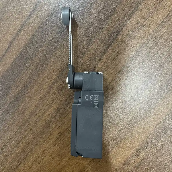Omron D4N-112G Safety Limit Switch 1NC+1NO IP67 Plastic Housing — front view