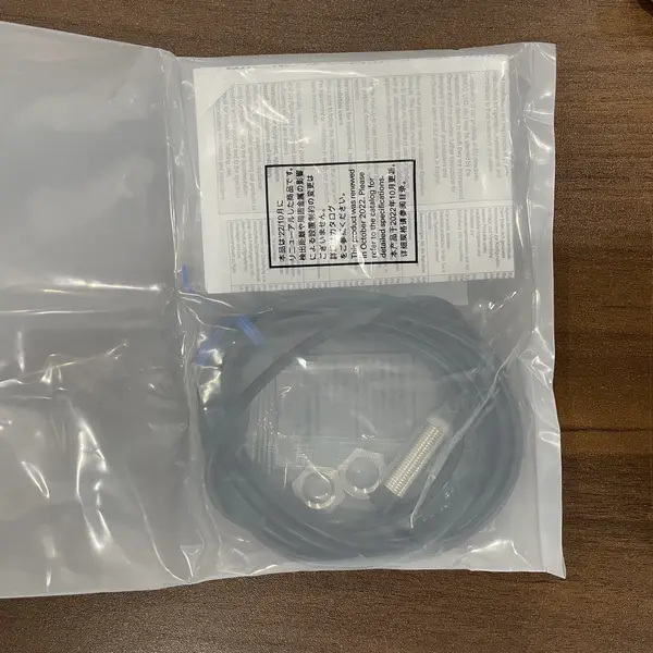 Omron E2E-X8MD1 Inductive Proximity Sensor M18 8mm DC NPN — front view