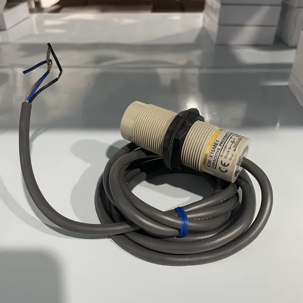 Omron E2K-X15ME1 Capacitive Proximity Sensor 15mm — front view