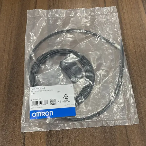 Omron E32-DC200 Diffuse Fiber Optic Cable — front view