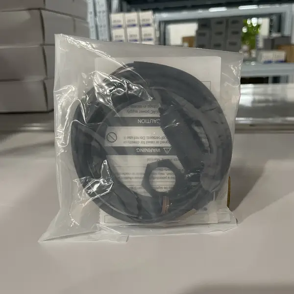 Omron E3FA-BP12 2M Background Suppression Photoelectric Sensor PNP 2m Cable — front view