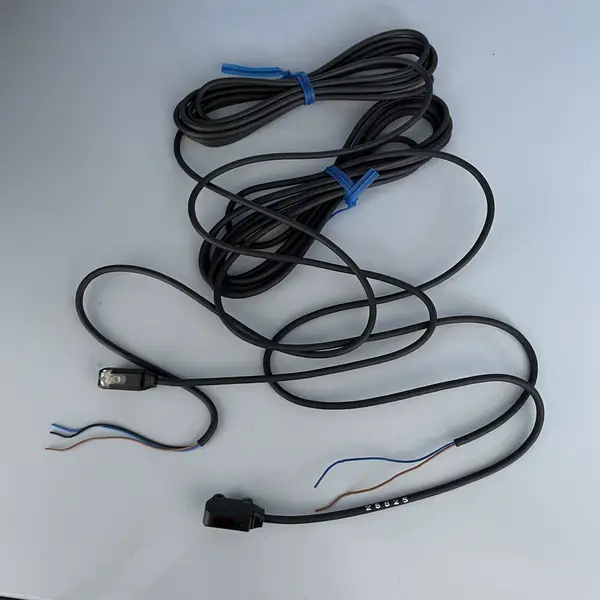 Omron E3T-ST11 2M Through-Beam Photoelectric Sensor 2.5m NPN 2m Cable… — front view