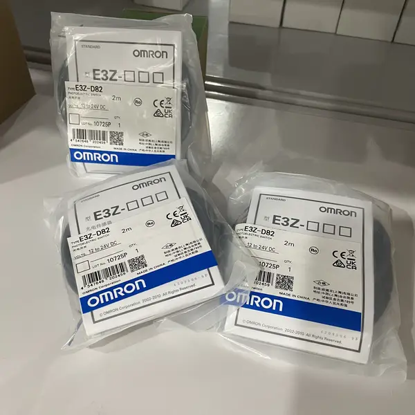 Omron E3Z-D82 Diffuse Photoelectric Sensor 500mm PNP M8 Connector — front view