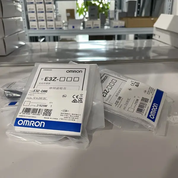 Omron E3Z-D86 Diffuse Photoelectric Sensor 500mm PNP M8 Connector — front view