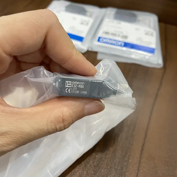 Omron E3Z-R86 Retro-Reflective Photoelectric Sensor 4m PNP M8 Connector MSR — front view