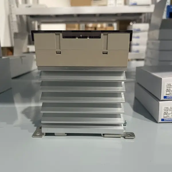 Omron G3PE-225B DC12-24V Solid State Relay 25A Panel Mount — front view