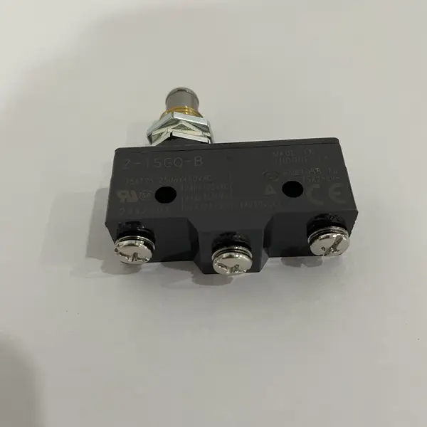 Omron Z-15GQ-B Basic Switch SPDT 15A Panel Mount — front view