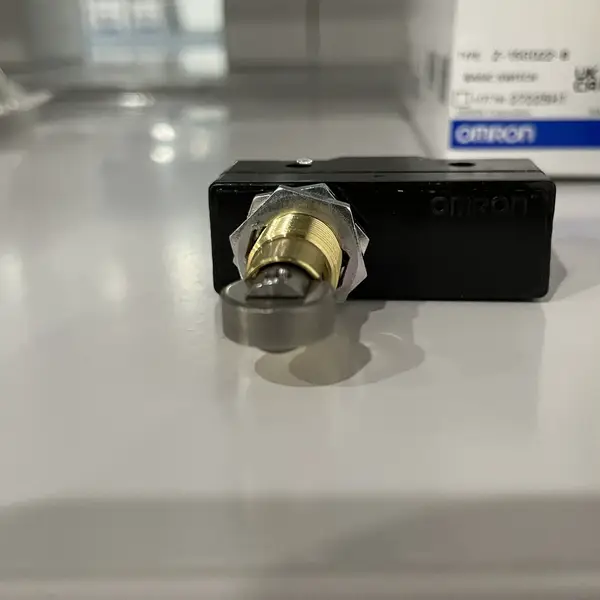 Omron Z-15GQ22-B Basic Switch SPDT 15A Simulated Roller Plunger — front view