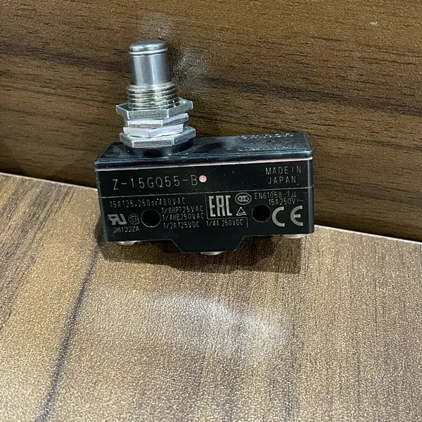 Omron Z-15GQ55-B Basic Switch SPDT 15A Panel Mount — front view