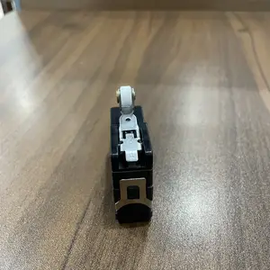 Omron Z-15GW22A55-B5V Limit Switch SPDT Roller Lever — front view