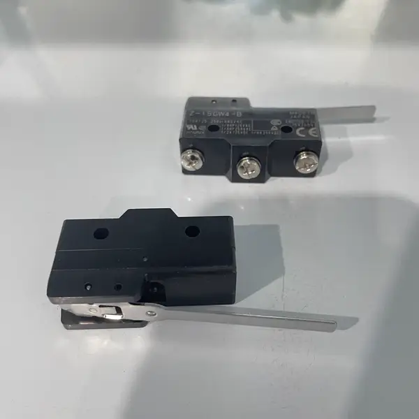 Omron Z-15GW4-B Limit Switch SPDT 15A Pin Plunger — front view